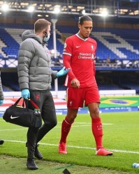  利物浦范戴克状态滑坡，后防领袖地位动摇  