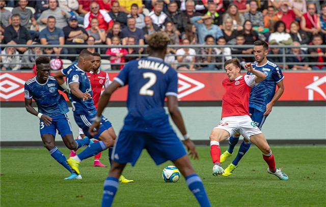  斯特拉斯堡定位球战术奏效，客场艰难带走一分